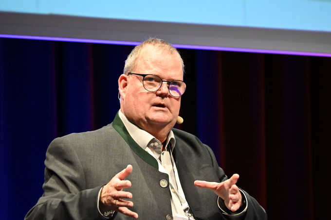 Frank Koos on stage at the Fenster-Türen-Treff 2026.