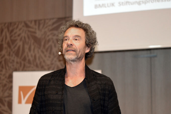 Juri Troy gives a presentation at the Kreislaufforum Holz 2025.
