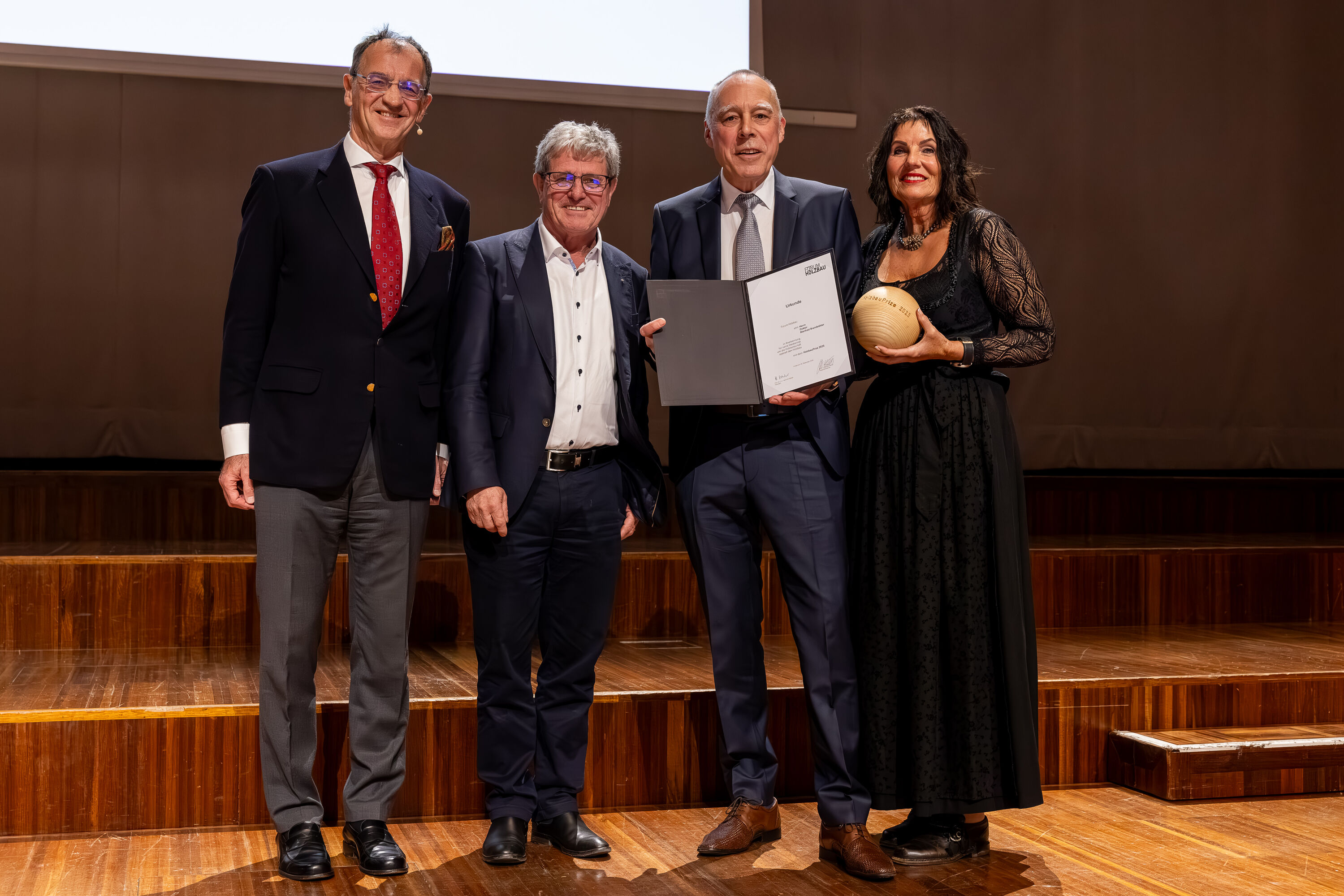 Honouring Manfred Brandstätter at the International Holzbau Forum 2025.
