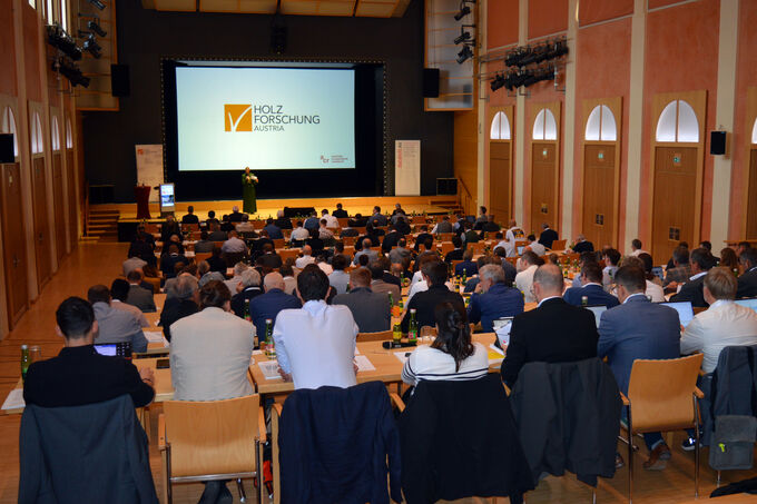 Participants of the Holz_Haus_Tage event in the theatre hall in Bad Ischl.
