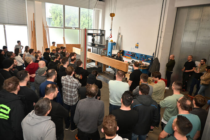Participants of the Leimmeisterkurs 2026 in the testing lab of Holzforschung Austria.