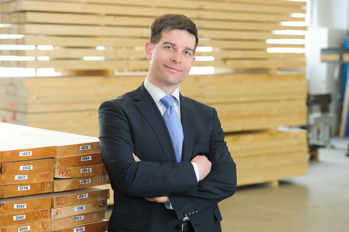 Institutsleiter Gerhard Grüll in der Prüfhalle de Holzforschung Austria.