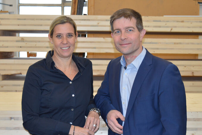 Sylvia Polleres und Gerhard Grüll in der Prüfhalle der Holzforschung Austria.