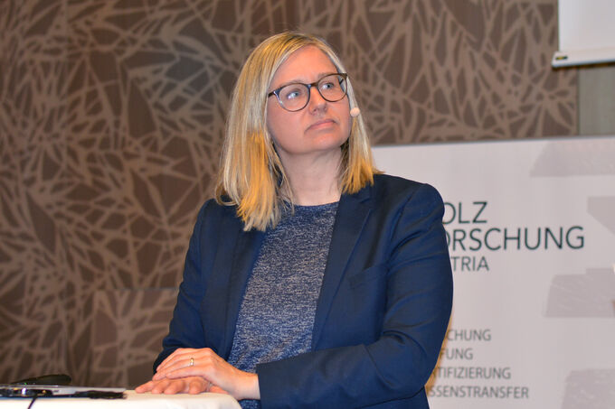 Ulla Unzeitig presents at the Kreislaufforum Holz 2025.