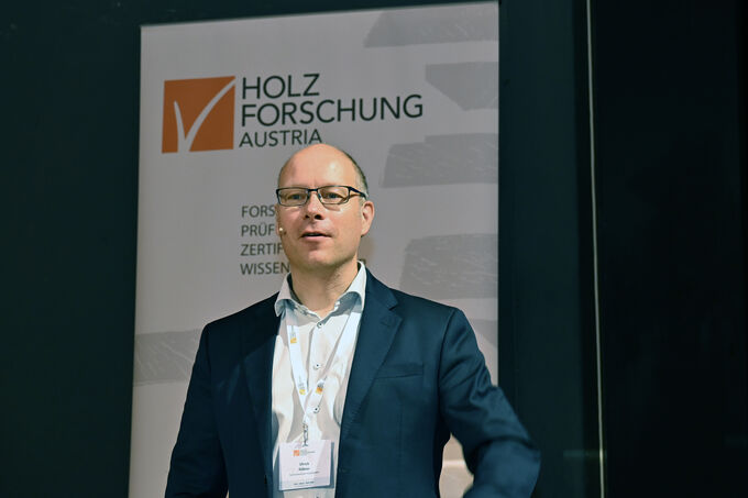 Ulrich Hübner auf der Bühne der Holz_Haus_Tage 2026.