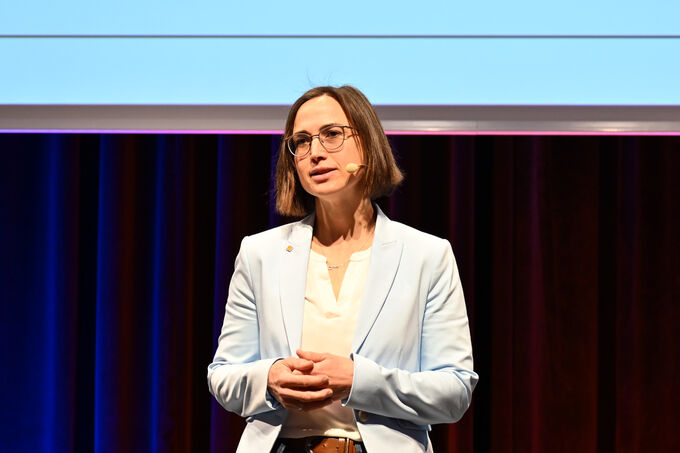 Karin Hauer on stage at the Fenster-Türen-Treff 2026.