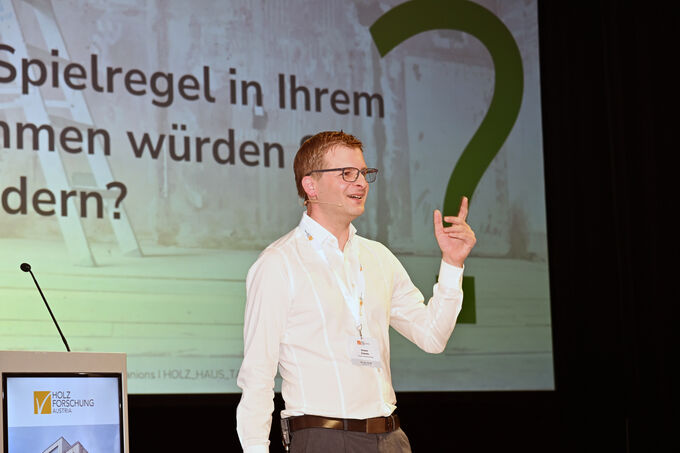 Karsten Schnelle auf der Bühne der Holz_Haus_Tage 2026.