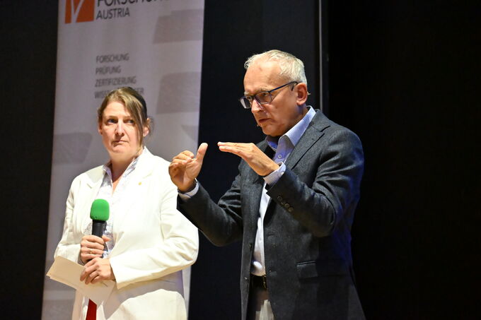 Werner Linhart und Claudia Koch auf der Bühne der Holz_Haus_Tage 2026.