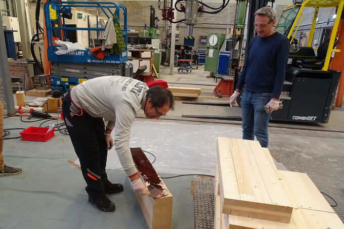 Teilnehmer des Seminars Kleben im Holzbau 2024 bei den praktischen Arbeiten.