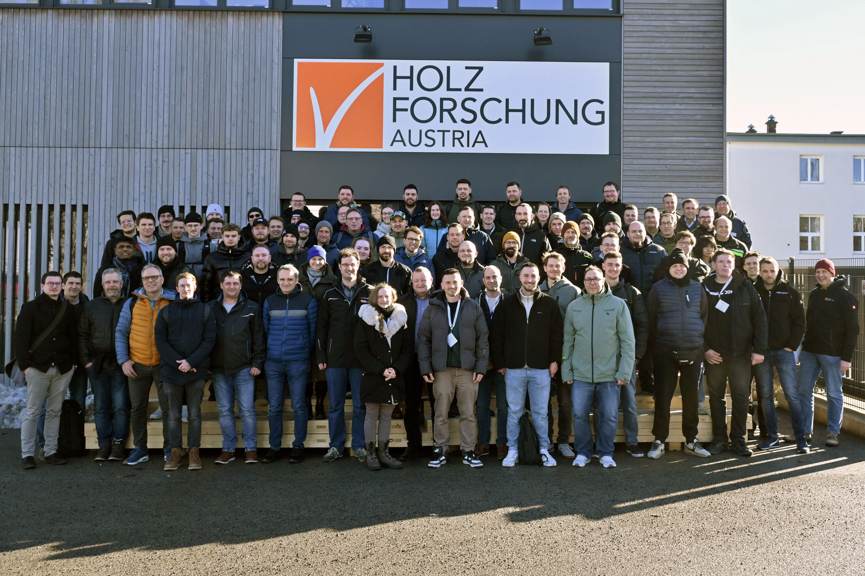 Gruppenfoto des Leimmeisterkurses 2026 vor Logo der Holzforschung Austria.