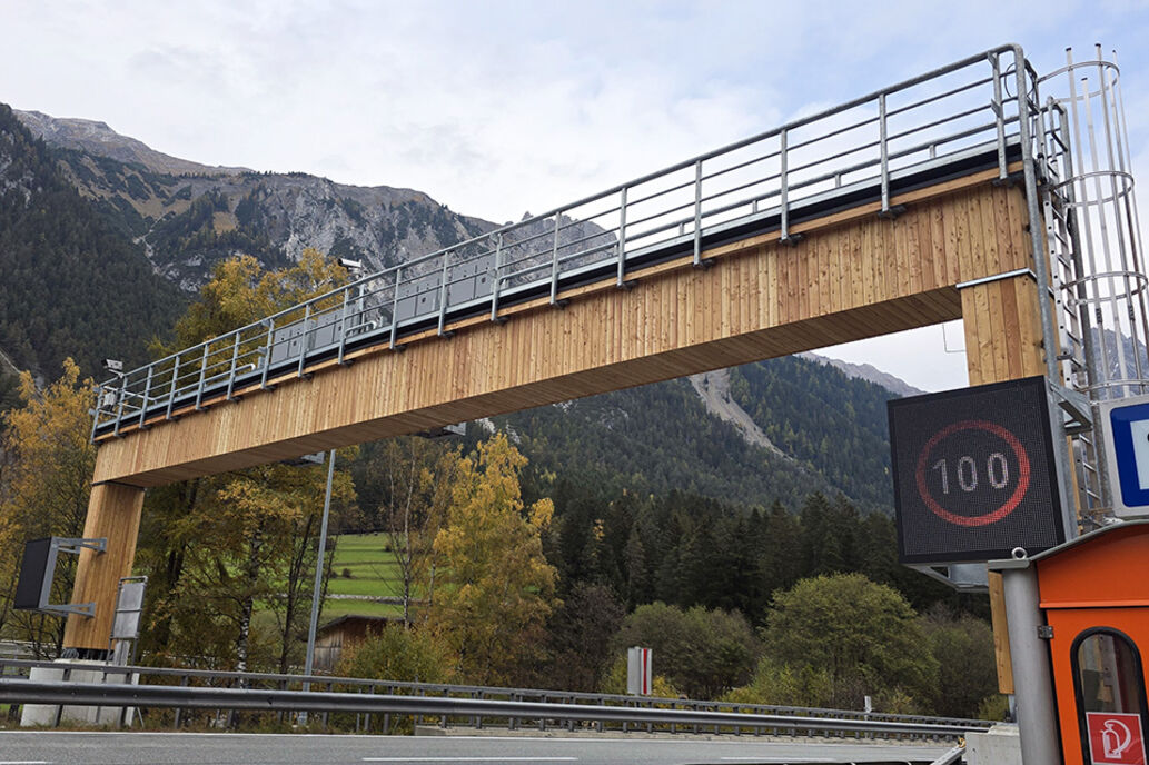 Überkopfwegweiser aus Holz