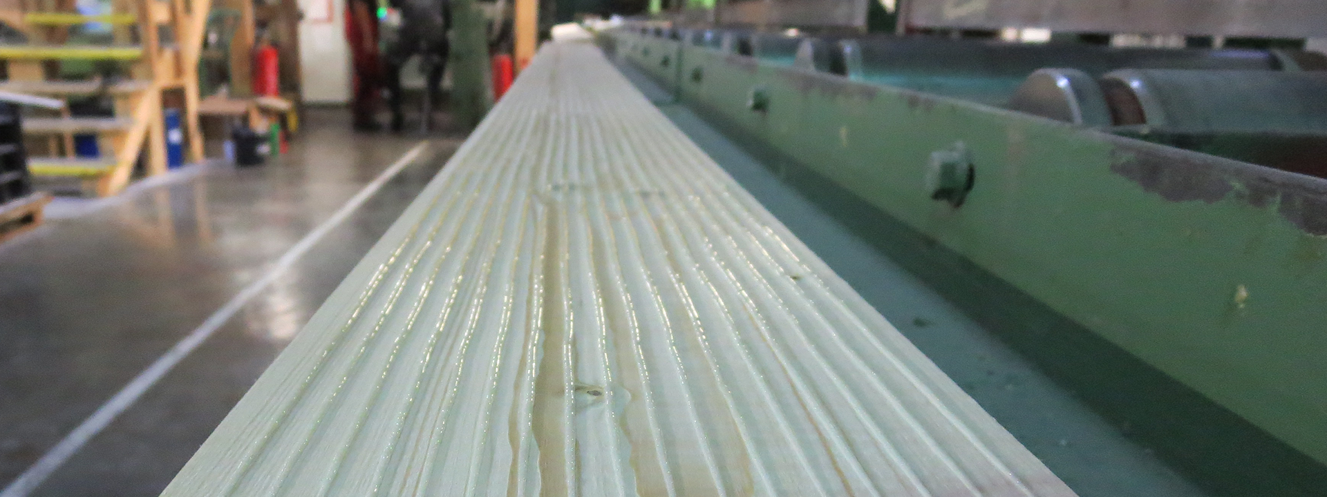 Production of a glued construction product in the manufacturing plant.