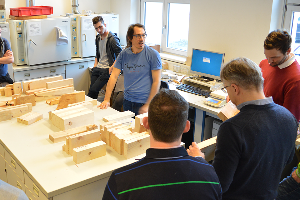 An employee of Holzforschung Austria gives a presentation to several participants.