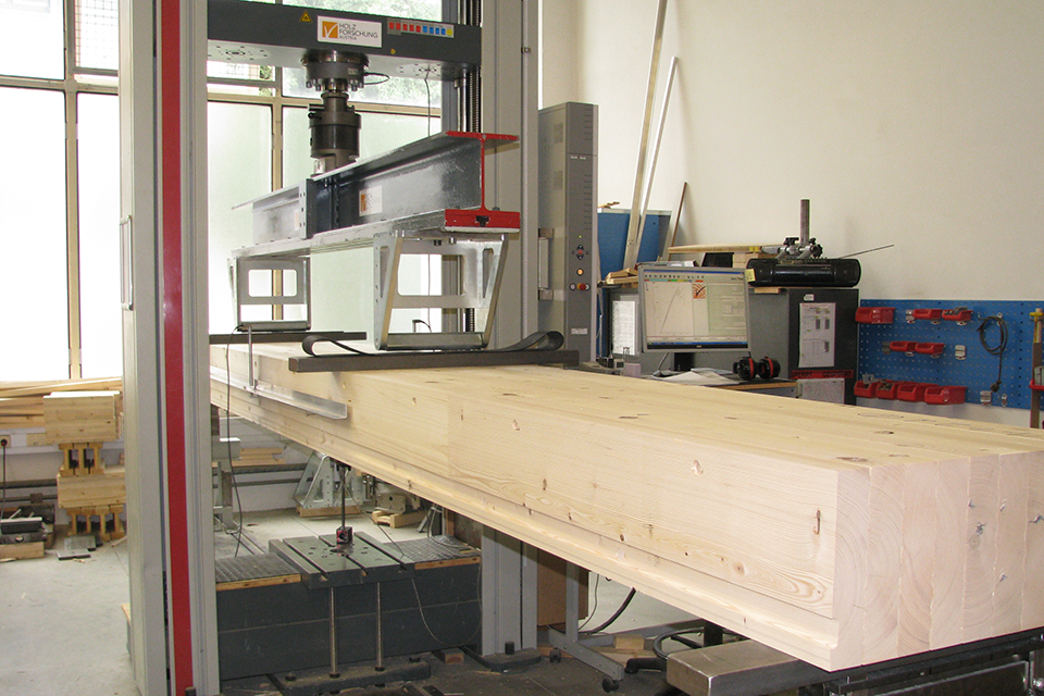 Bauprodukt in der Biegeprüfmaschine der Holzforschung Austria.
