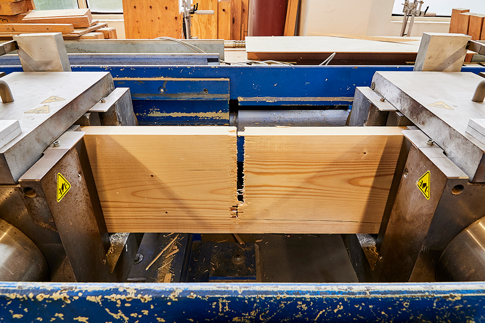 Prüfung eines keilgezinkten Bauproduktes in der Zugprüfmaschine der Holzforschunge Austria.