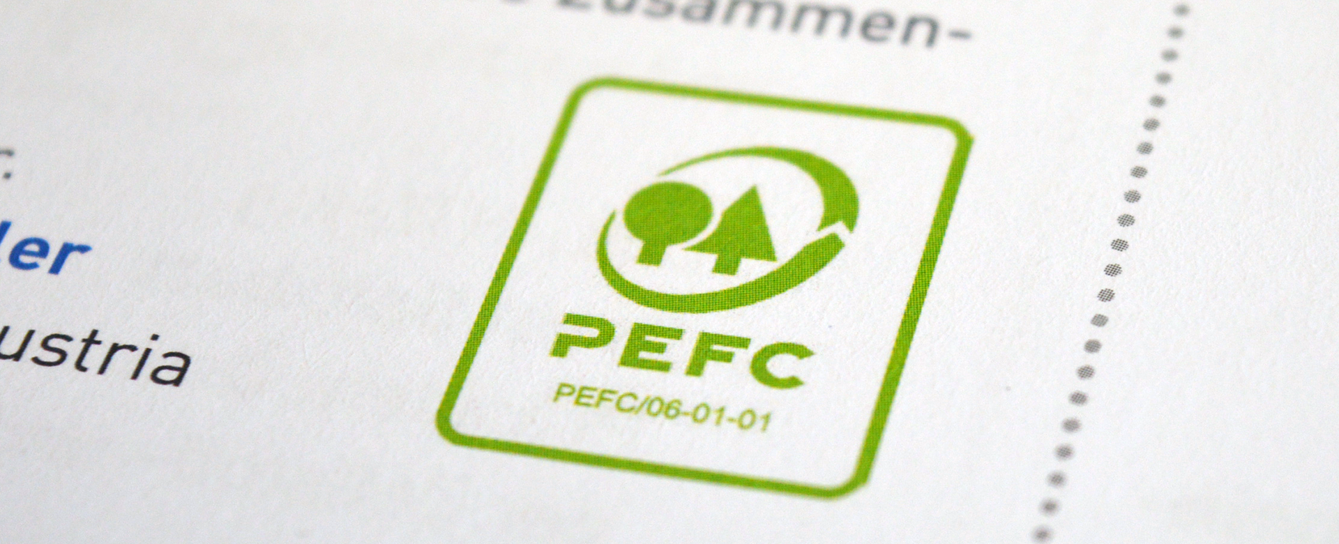 Logo des Systems PEFC auf einem Papier.