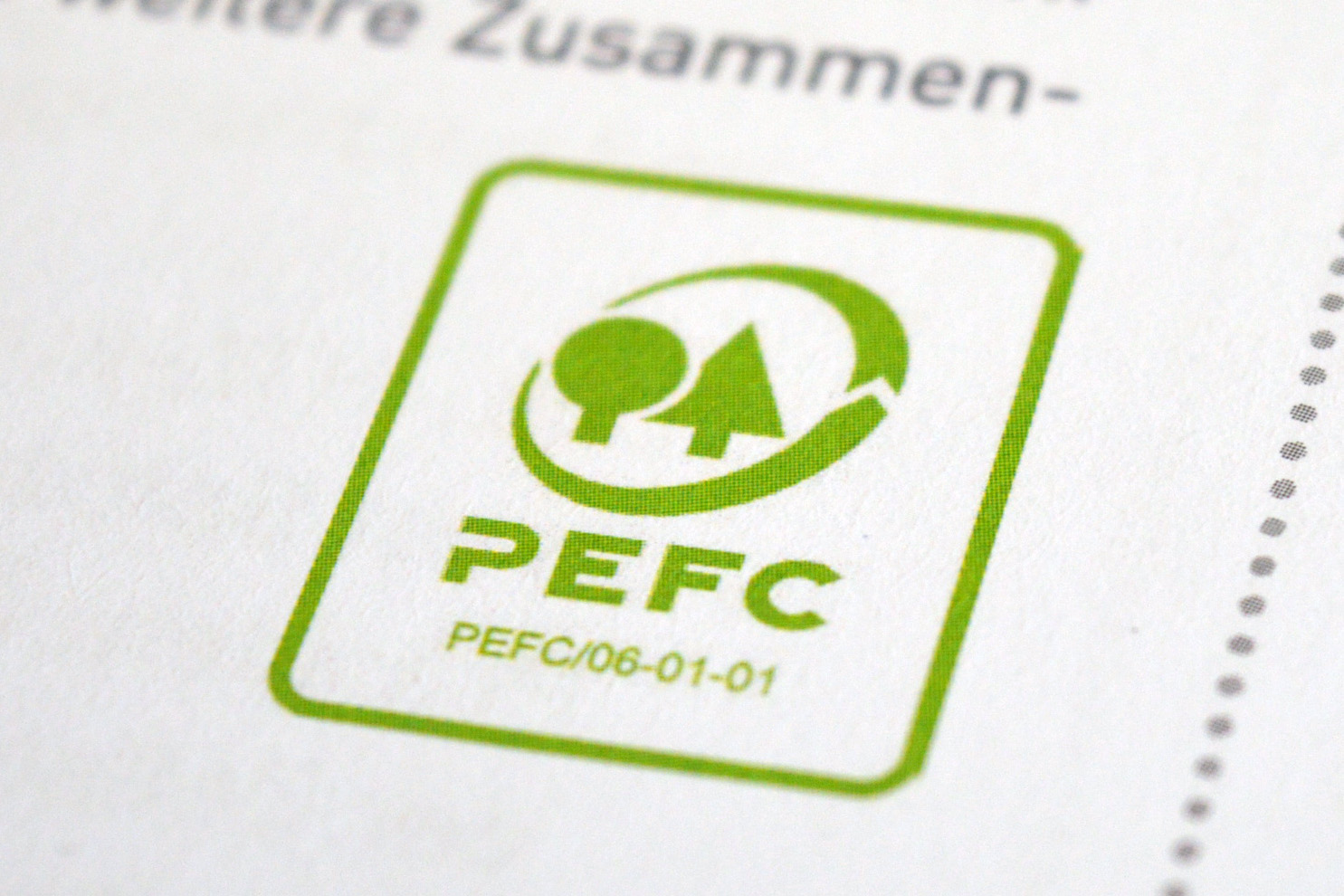 Logo des Systems PEFC auf einem Papier.